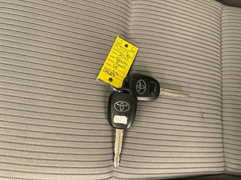 Used 2013 Toyota RAV4 LE AWD/4WD image 25