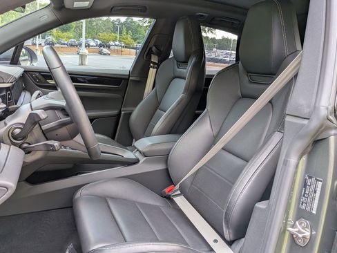 Certified 2025 Porsche Macan Electric RWD image 5