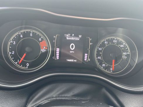 Used 2019 Jeep Cherokee Latitude w/ Cold Weather Group AWD/4WD image 9