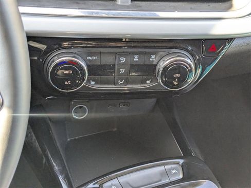 Used 2025 Chevrolet Trax LT w/ LT Convenience Package image 22