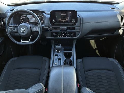 Used 2024 Nissan Pathfinder S image 11