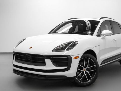 Certified 2024 Porsche Macan image 7