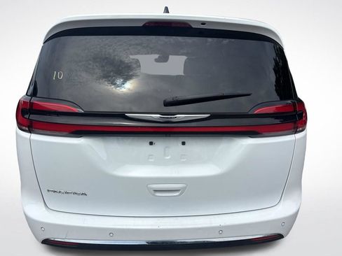 Used 2024 Chrysler Pacifica Touring-L FWD image 14