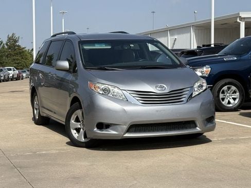 Used 2017 Toyota Sienna LE FWD image 1