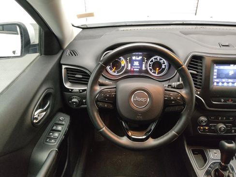 Used 2019 Jeep Cherokee Latitude Plus FWD image 22