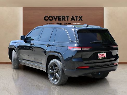 Used 2023 Jeep Grand Cherokee Altitude RWD image 3