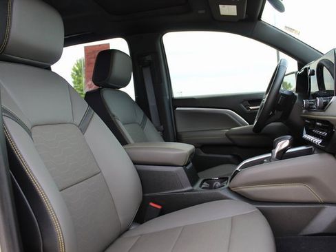 Used 2024 Chevrolet Colorado ZR2 w/ ZR2 Convenience Package III AWD/4WD image 19