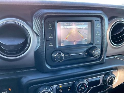 Used 2020 Jeep Gladiator Sport image 23