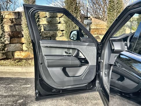 Used 2025 Land Rover Range Rover Sport SE image 17
