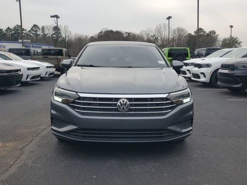 Used 2019 Volkswagen Jetta SE image 2