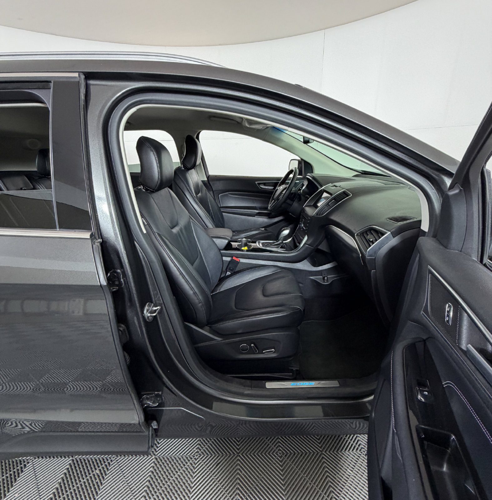 Used 2016 Ford Edge Titanium w/ Technology Package FWD image 5