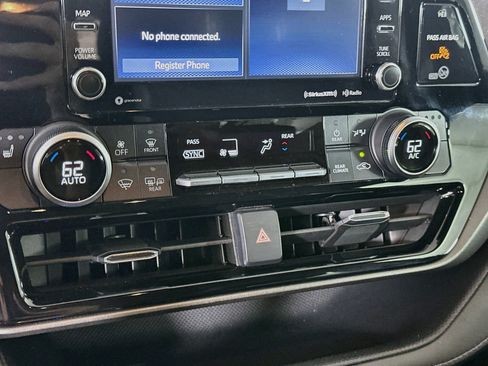 Used 2020 Toyota Highlander XLE FWD image 23