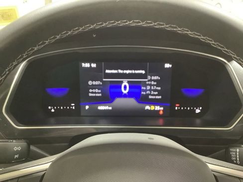 Used 2022 Volkswagen Tiguan SE w/ Panoramic Sunroof Package image 16