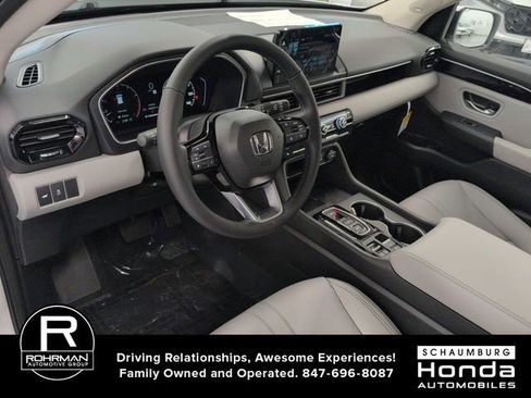 New 2025 Honda Pilot Touring image 4