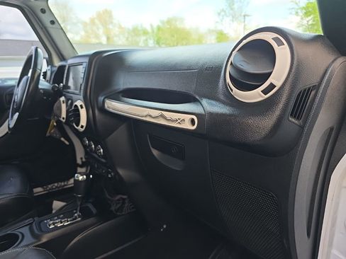 Used 2015 Jeep Wrangler Unlimited Sahara image 20