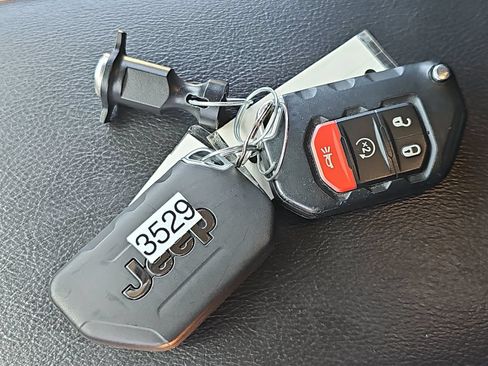 Used 2024 Jeep Wrangler Unlimited Sahara AWD/4WD image 10