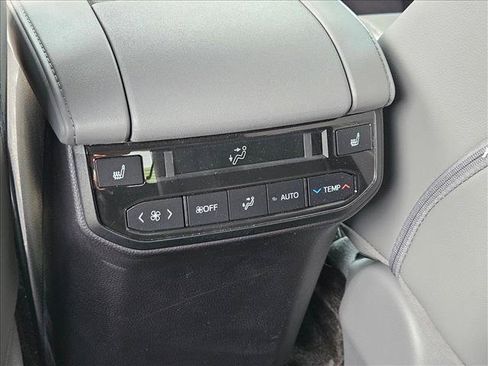 Used 2023 Toyota Highlander Platinum FWD image 17