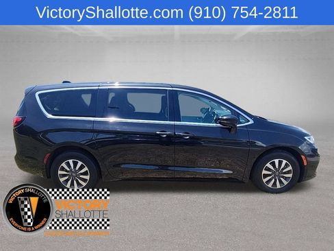 Certified 2024 Chrysler Pacifica Limited FWD image 33
