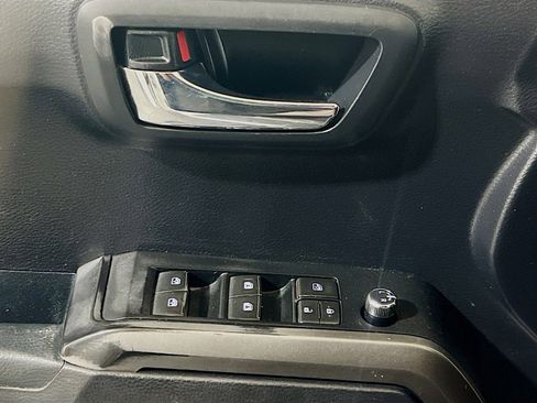 Used 2018 Toyota Tacoma TRD Off-Road w/ Technology Package AWD/4WD image 13
