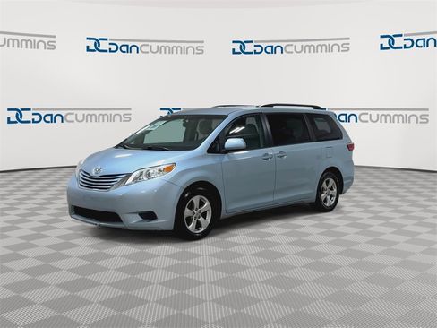 Used 2016 Toyota Sienna LE image 4