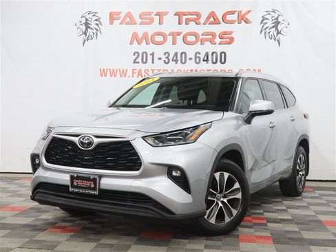 Used 2021 Toyota Highlander XLE AWD/4WD image 1