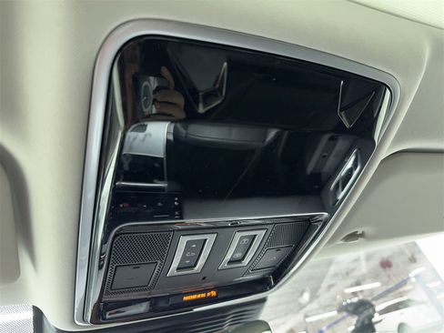 Used 2024 Land Rover Range Rover Velar S image 32