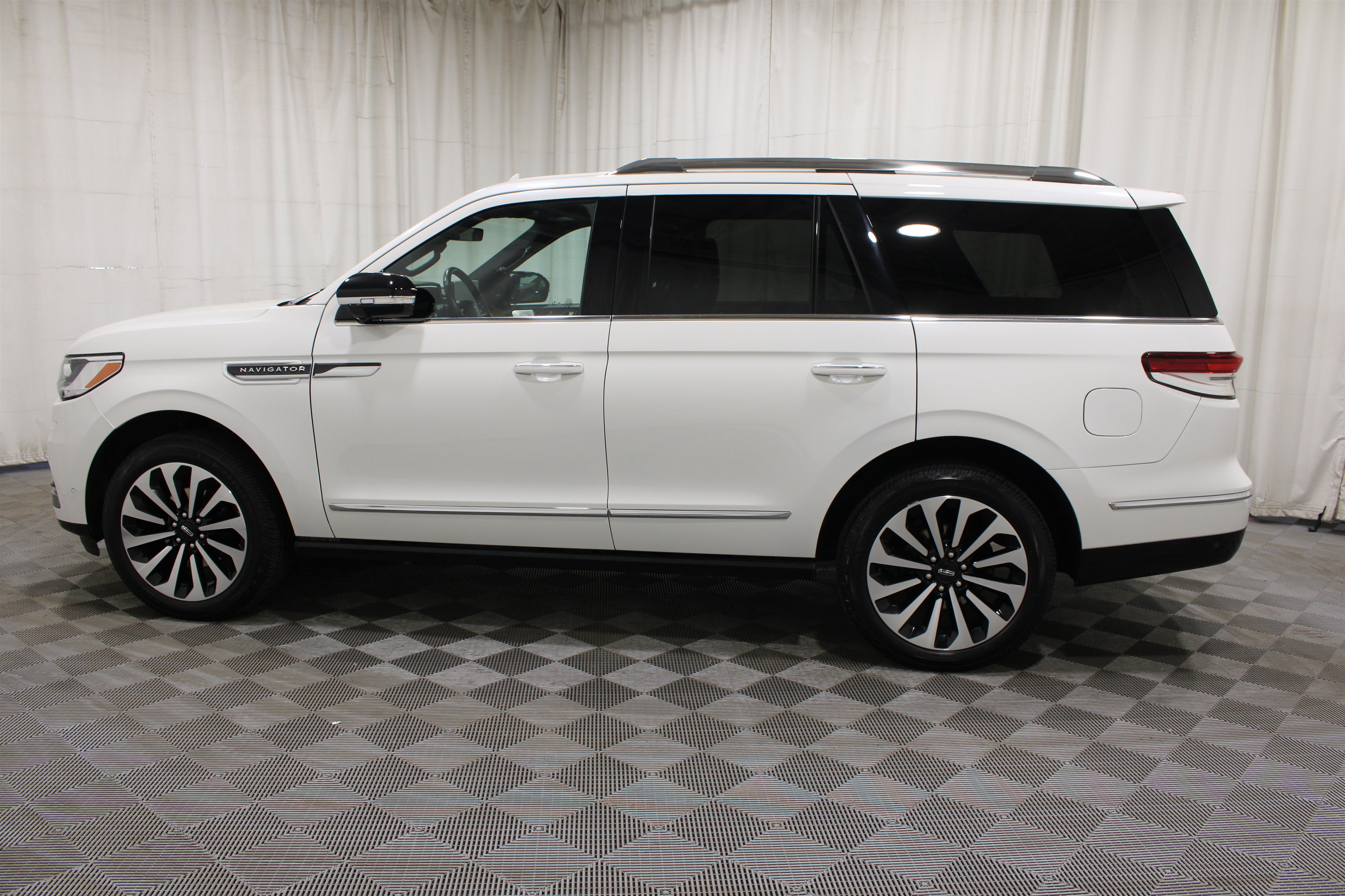 Certified 2024 Lincoln Navigator Reserve AWD/4WD image 36