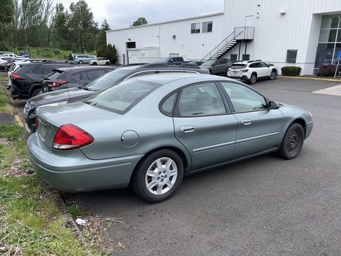 Used 2006 Ford Taurus SE FWD image 2