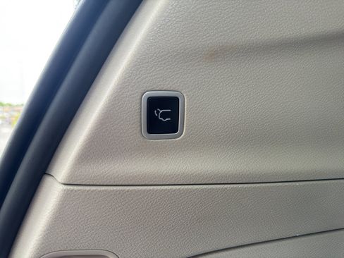 Used 2023 Chrysler Voyager LX FWD image 8