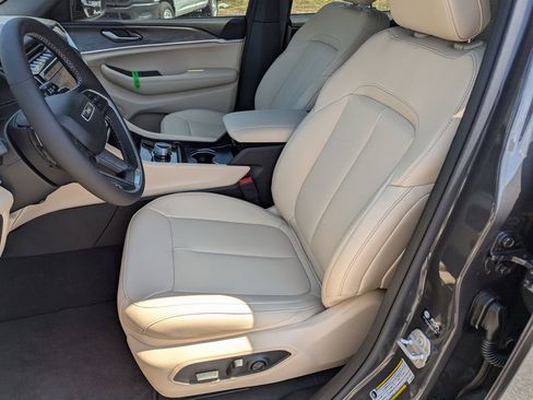 New 2025 Jeep Grand Cherokee Limited w/ Black Appearance Package RWD image 12