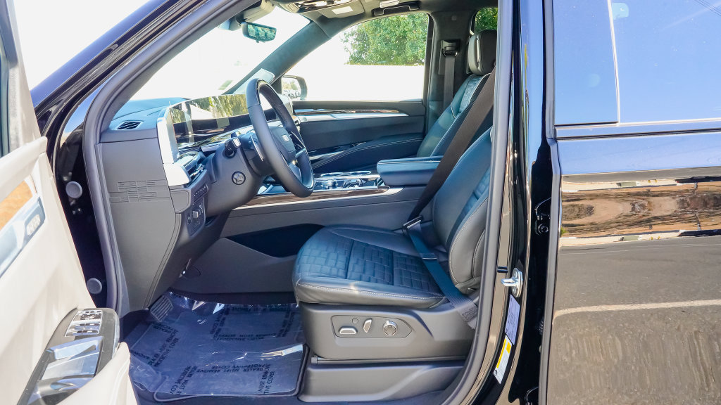 New 2026 Cadillac Escalade ESV Platinum Sport AWD/4WD image 13