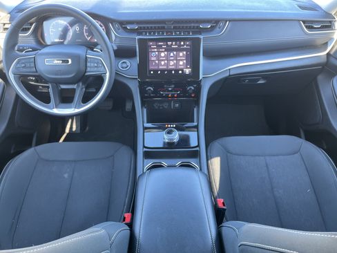 Used 2023 Jeep Grand Cherokee Laredo image 3