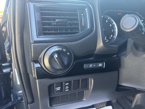 Used 2024 Nissan Titan SV w/ SV Convenience Package image 20