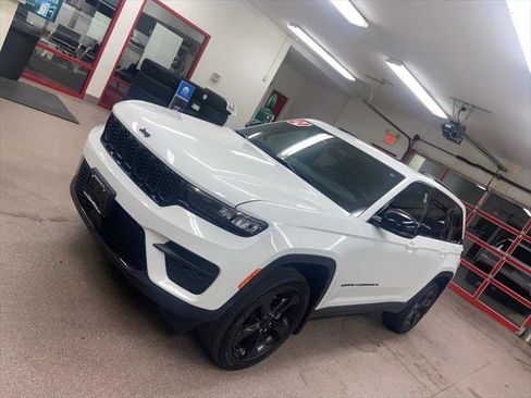 Certified 2024 Jeep Grand Cherokee Altitude image 3