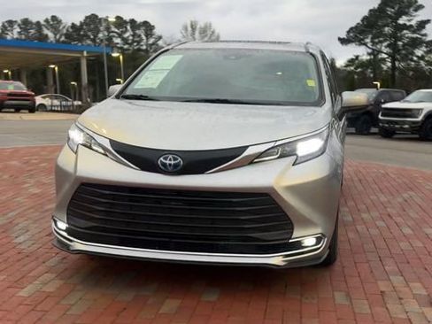 Used 2024 Toyota Sienna XLE image 6