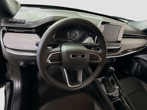 Used 2025 Jeep Compass Latitude AWD/4WD image 5