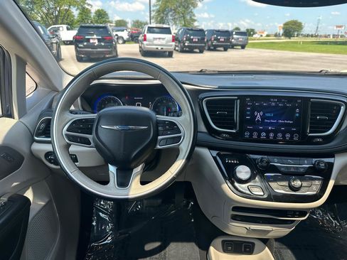 Used 2019 Chrysler Pacifica Limited FWD image 3