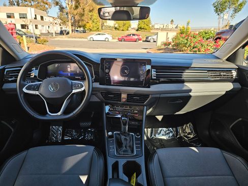 Used 2025 Volkswagen Jetta SE image 21