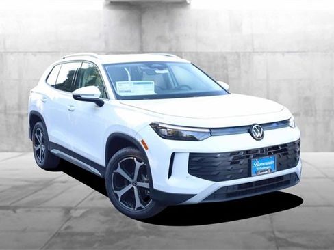 New 2025 Volkswagen Tiguan SE image 2