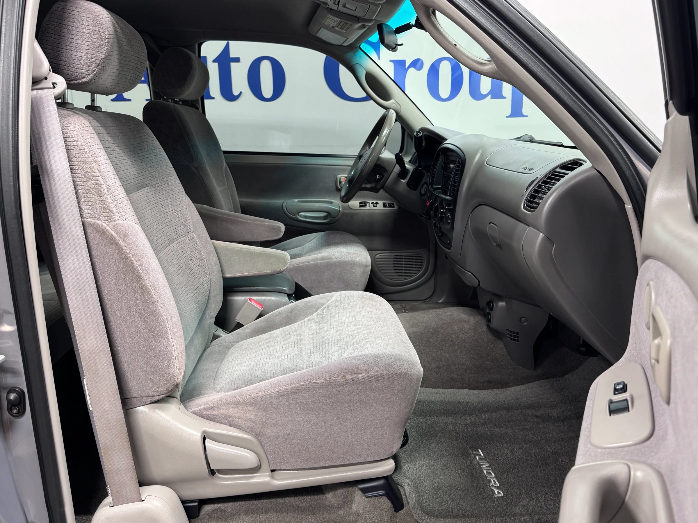 Used 2000 Toyota Tundra Limited w/ Off-Road Pkg AWD/4WD image 9
