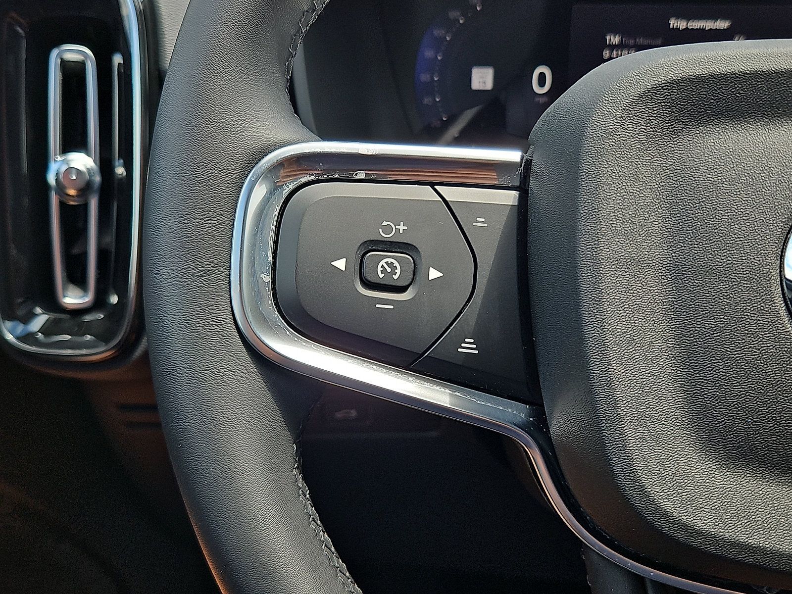 Certified 2023 Volvo XC40 B5 Plus w/ Protection Package Premier AWD/4WD image 22