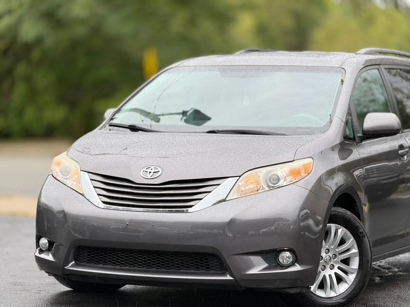 Used 2011 Toyota Sienna XLE w/ Entertainment Pkg FWD image 3