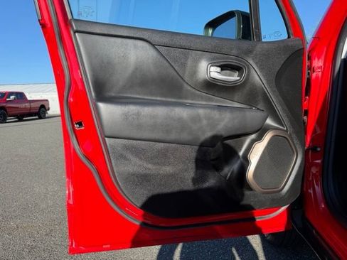 Used 2023 Jeep Renegade Latitude AWD/4WD image 25