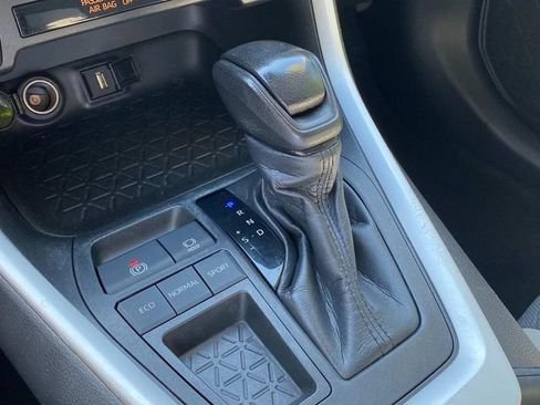 Used 2021 Toyota RAV4 XLE w/ Convenience Package FWD image 27