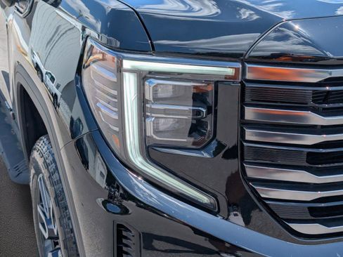 Used 2025 GMC Sierra 1500 AT4 w/ Technology Package AWD/4WD image 4
