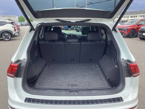 Used 2024 Volkswagen Tiguan SE R-Line AWD/4WD image 9