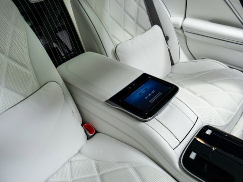 Used 2023 Mercedes-Benz Maybach S 680 4MATIC image 32
