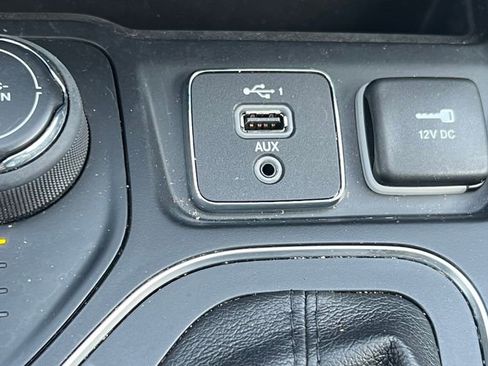 Used 2019 Jeep Cherokee Latitude Plus w/ Comfort/Convenience Group AWD/4WD image 31