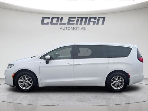 Used 2023 Chrysler Pacifica Touring-L FWD image 6