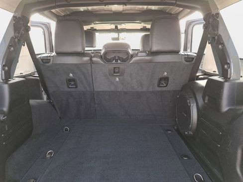 Used 2020 Jeep Wrangler Unlimited Sahara image 13